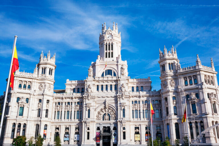 palacio-cibeles-es-mas-destacado-edificios-plaza-cibeles-madrid-espana